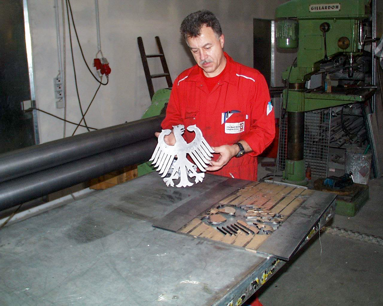 Mit Laser zugeschnittener Bundesadler